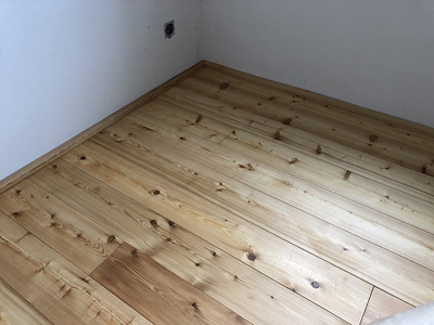 Holzbalkendecke mit Lärchendielenboden