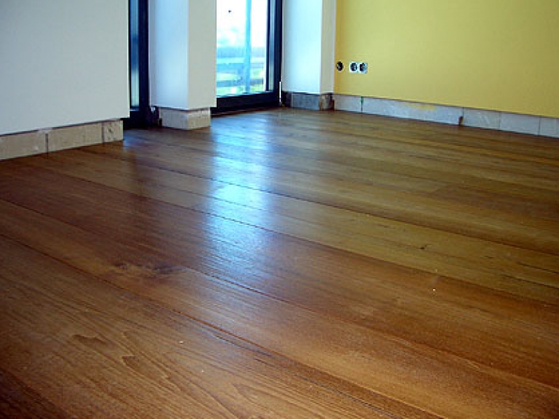Holzdielenboden oberhalb der Janßen-Fußbodenheizung