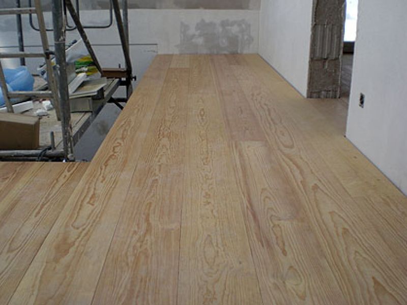 Janßen-Fußbodenheizung unter einem Holzdielenboden