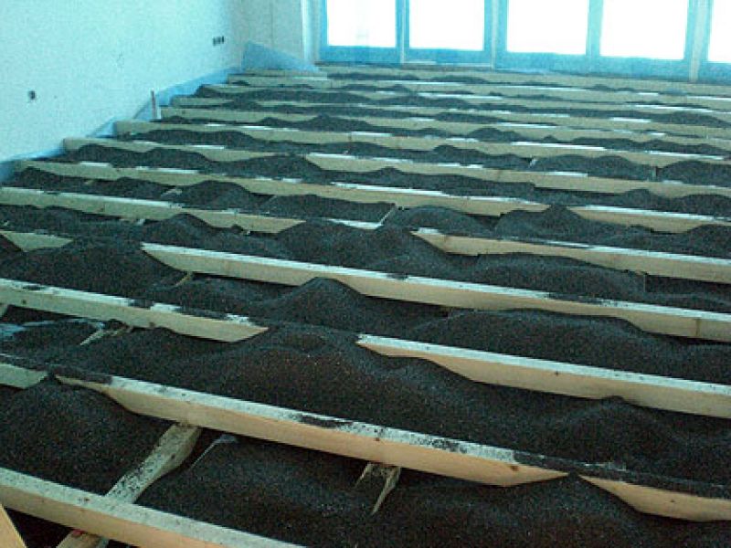 Janßen-Fußbodenheizung unter einem Holzdielenboden