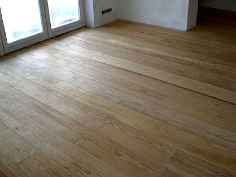 Janßen-Fußbodenheizung unter einem Holzdielenboden