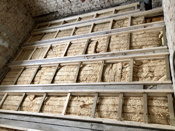 Badezimmer mit Holzbalkendecke und Janßen-Fussbodenheizung